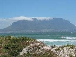 Kapstadt mit Tafelberg vom Bloubergstrand